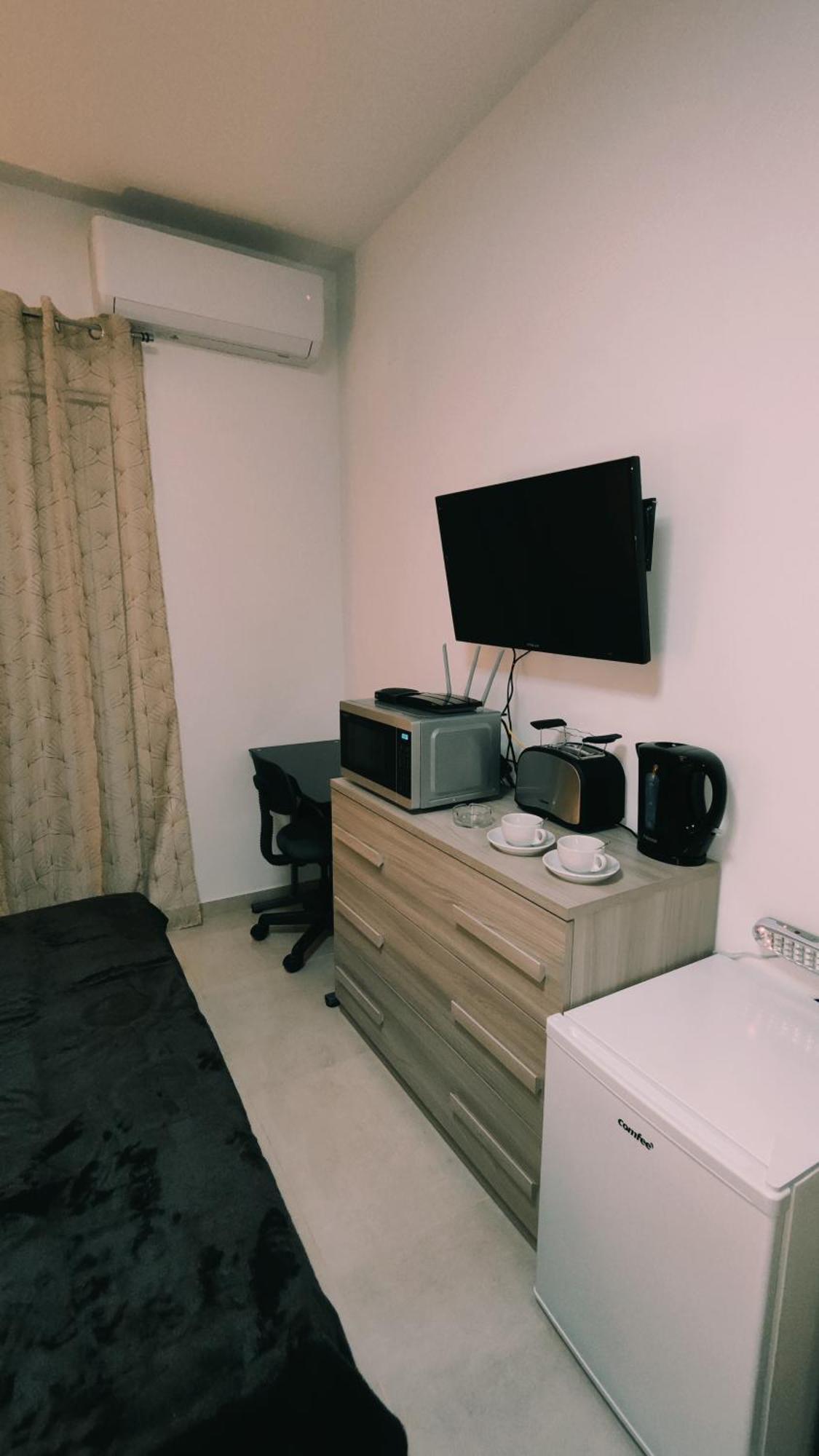 Fairwinds - Double Room With Ensuite - Luqa Airport - Self Check In & Out Available Exterior photo