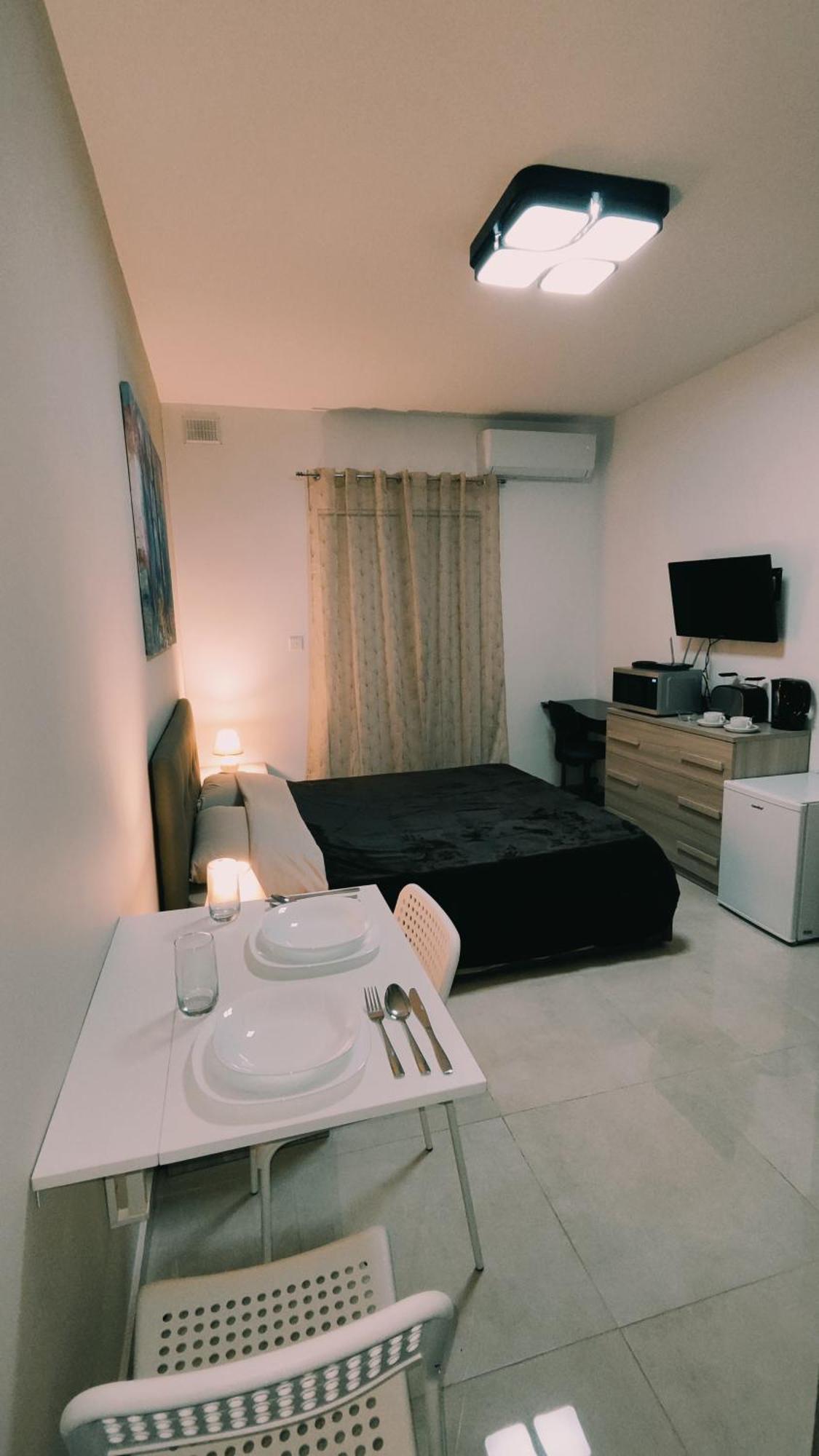Fairwinds - Double Room With Ensuite - Luqa Airport - Self Check In & Out Available Exterior photo